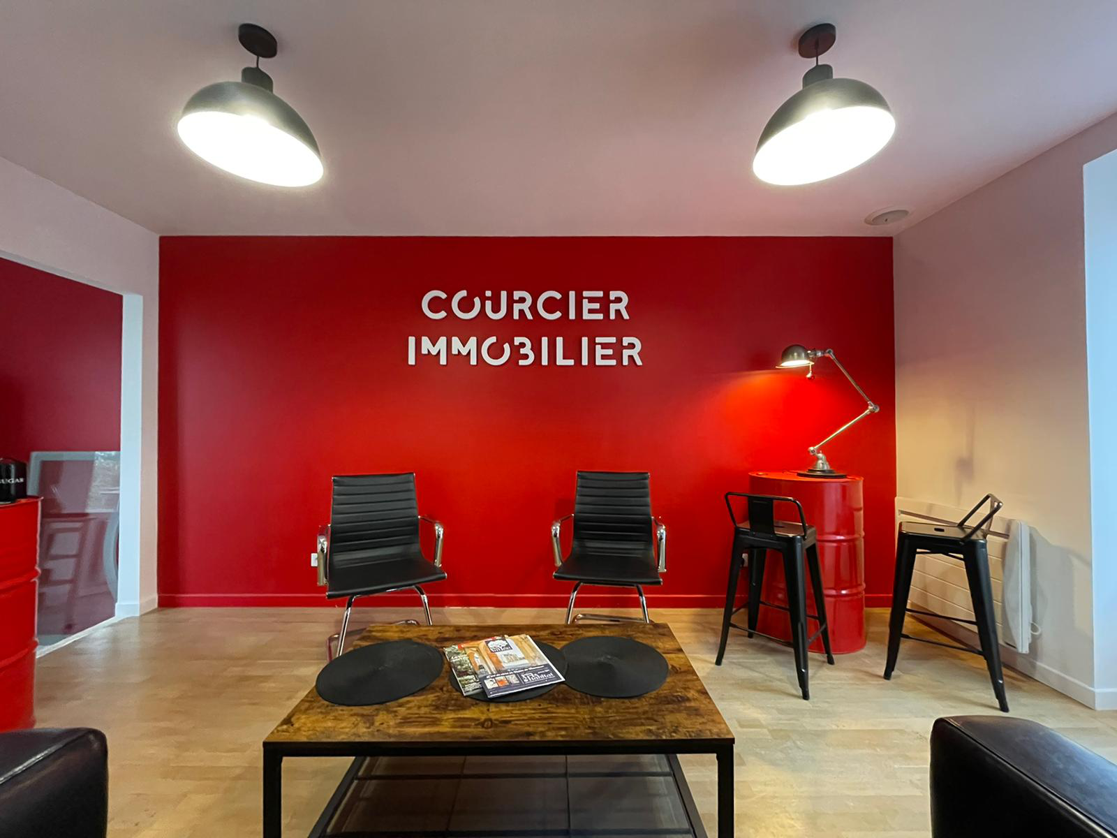 Devanture de l'agence Courcier immobilier au Mesnil Saint Denis